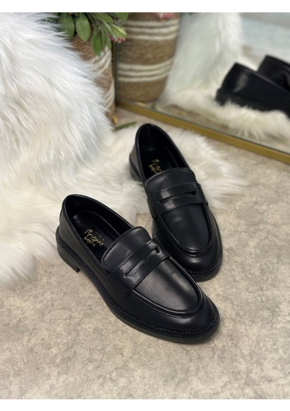 Günlük Kadın Düz Loafer Klasik Desenli Taban Zincirli Oval Burunlu Makosen Sade Şık Ayakkabı 130