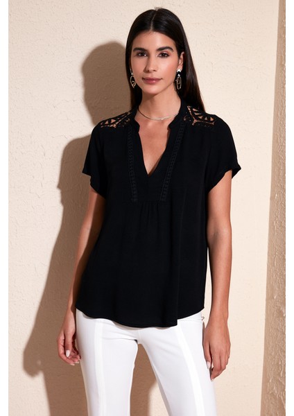 Güpür Detaylı % 100 Pamuk Regular Fit V Yaka Bluz Bayan Bluz 611BZ0286