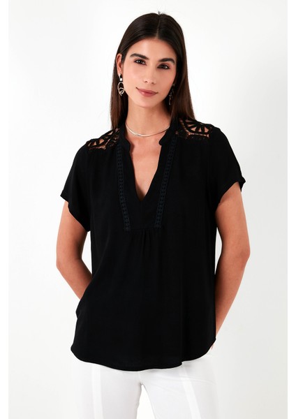 Güpür Detaylı % 100 Pamuk Regular Fit V Yaka Bluz Bayan Bluz 611BZ0286