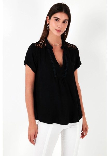 Güpür Detaylı % 100 Pamuk Regular Fit V Yaka Bluz Bayan Bluz 611BZ0286