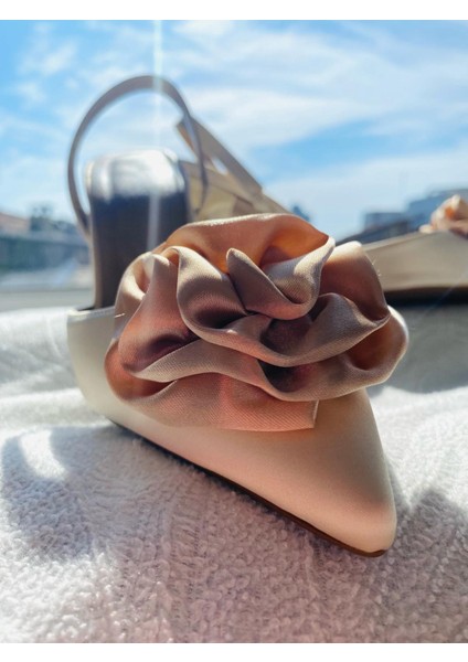 Kadın Krem Gül Detaylı Stiletto Topuklu Ayakkabı fiyatları