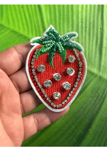 8x6 cm Ütü Ile Yaağpışan Boncuk Nakış Taş Işleme Çilek Arma Yama