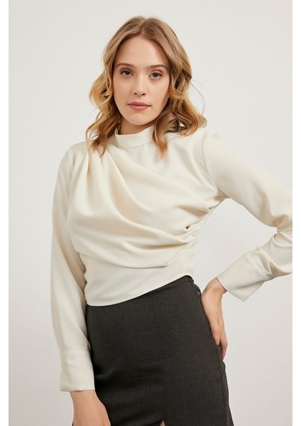 Büzgü Detaylı Bluz