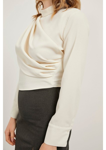 Büzgü Detaylı Bluz fırsatları