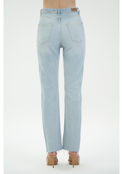 Açık Mavi Slim Straight Paçası Yırtmaçlı Patı Fermuarlı Jean Pantolon C 4556-013 fırsatları