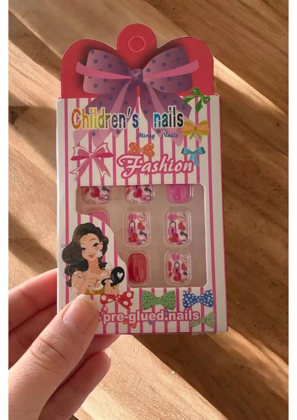 12'li Karışık Figürlü Çocuk Takma Tırnak Yapıştırıcılı