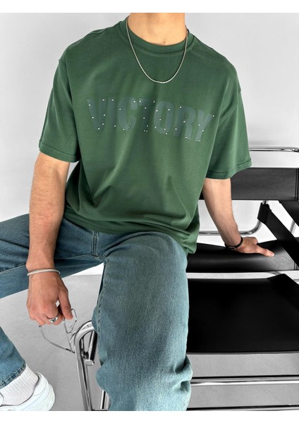 Erkek %100 Pamuk Dokulu Bisiklet Yaka Bol Kesim 'victory' Baskılı Taşlı T-Shirt Koyu Yeşil
