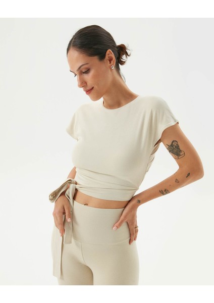 Krema Sırt Dekolteli Drape Detaylı Crop Kısa Kollu Bluz