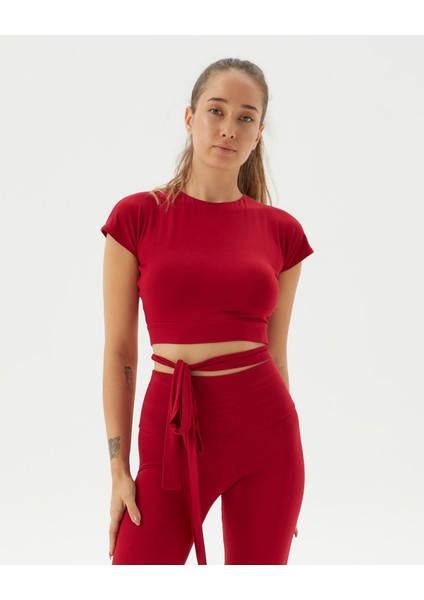 Kırmızı Sırt Dekolteli Drape Detaylı Crop Kısa Kollu Bluz