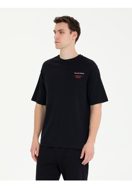 Erkek Siyah Regular Fit Bisiklet Yaka Tişört 50264572-VR046