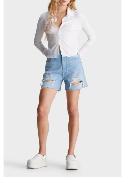 Calvin Klein Yırtık Detaylı Yüksek Bel Mom Denim Short J20J2228031AA Bayan Short J20J222803 1AA