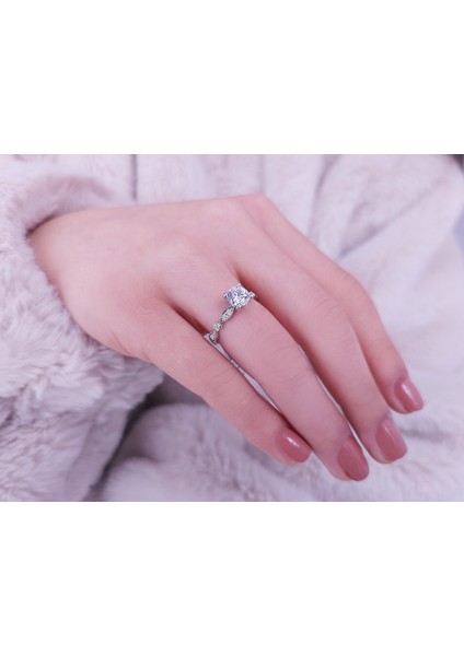 Toplam 1,20 Karat Pırlanta ve Beyaz Topaz Vintage Tektaş Yüzük 0441R0019 indirimleri