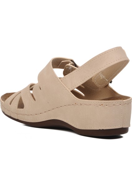 09-985 Bej Kadın Dolgu Topuk Sandalet