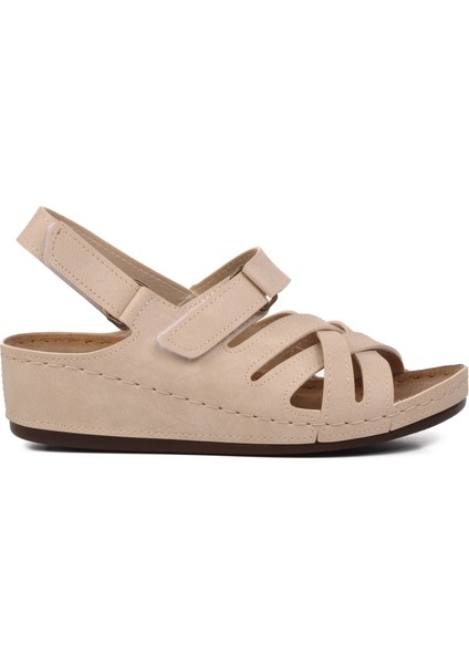 09-985 Bej Kadın Dolgu Topuk Sandalet