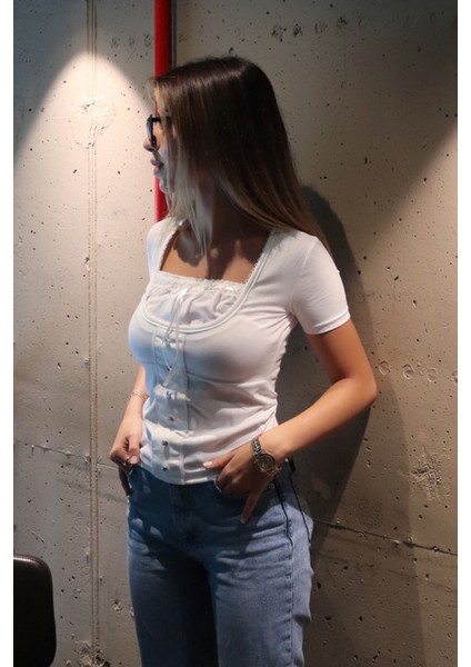 Krem Düğme ve Kurdele Detaylı Dantel Yaka Crop T-Shirt