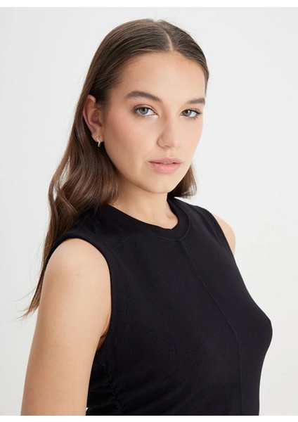 Bisiklet Yaka Siyah Kadın T-Shirt L241628001-KOLSUZ T-Shirt modelleri