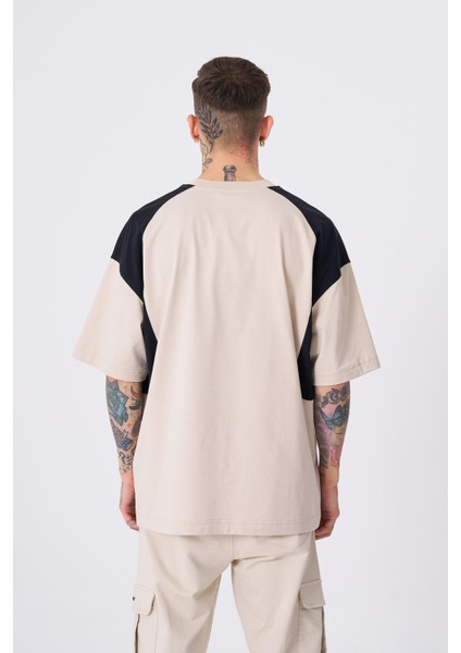 Erkek Contrast Shoulder Detail Baskılı Oversize Açık Bej Tişört