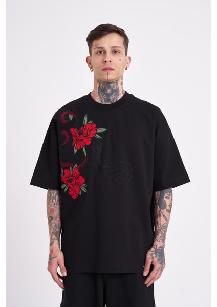 Erkek Sneaking Roses Nakışlı Oversize Siyah Tişört