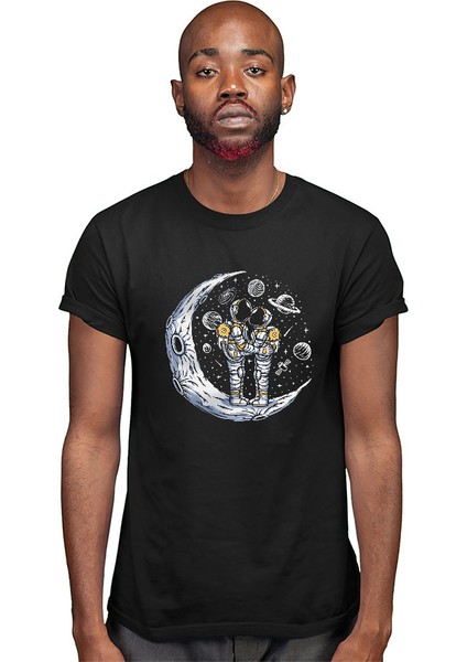 Ay Üstünde Flört Eden Astronotlar Siyah Unisex Tişört T-Shirt