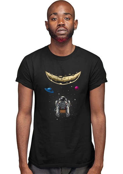 Ayda Sallanan Astronot Siyah Unisex Tişört T-Shirt