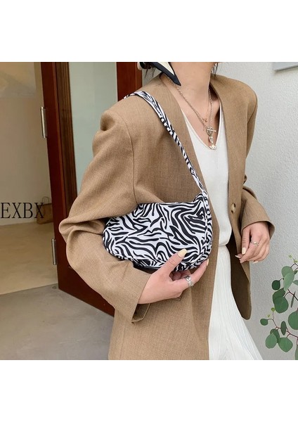 Kelebek Tarzı 2022 Hayvan Desen Baskı Naylon Omuz Çantası Rahat Kadın Çanta Kelebek Leopar Zebra Inek Baskı Kadın Bayanlar Koltukaltı Çanta (Yurt Dışından) fırsatları