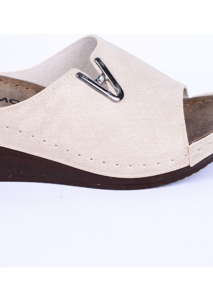 38-973 Deri Yüksek Taban Metal Detaylı Rahat Taban Bej Günlük Kadın Terlik fiyatları
