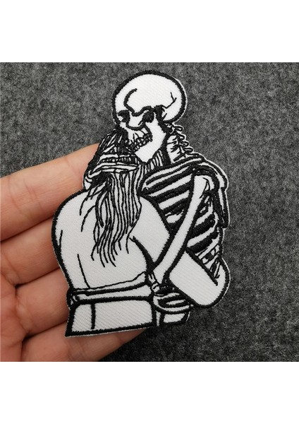 No.46 Tarzı Siyah Kırmızı Punk Işlemeli Yamalar Kaya Anime Giysiler Üzerinde Yamalar Kafatası Demir On Patch Giyim Dudaklar Için Camgöbeği Rozetleri Çıkartmalar (Yurt Dışından) fırsatları