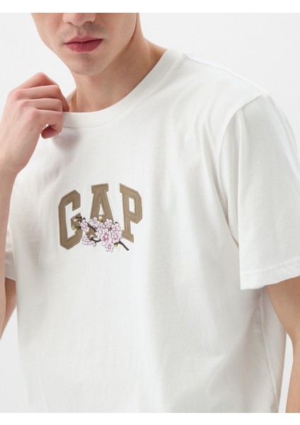 Erkek Beyaz Gap Çiçek Işlemeli Logo T-Shirt