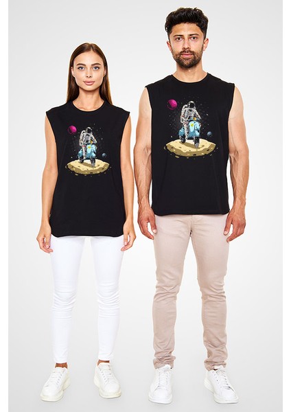 Scooter Süren Astronot Siyah Unisex Kolsuz Kesik Kol T-Shirt
