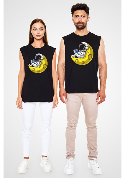 Ayda Kitap Okuyan Astronot Siyah Unisex Kolsuz Tişört Kesik Kol T-Shirt fiyatları