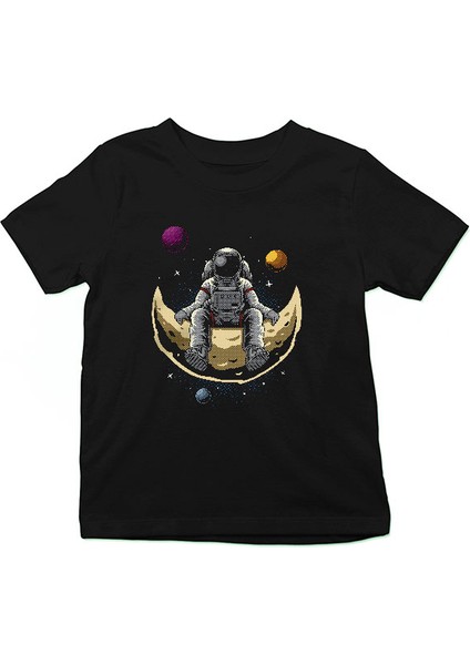 Ayda Oturan Astronot Siyah Unisex Çocuk Tişört T-Shirt