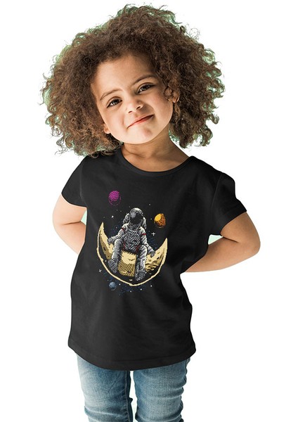 Ayda Oturan Astronot Siyah Unisex Çocuk Tişört T-Shirt