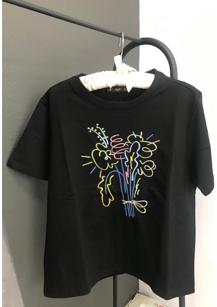 Çiçek Nakışlı Tasarım Siyah Kadın Tişört