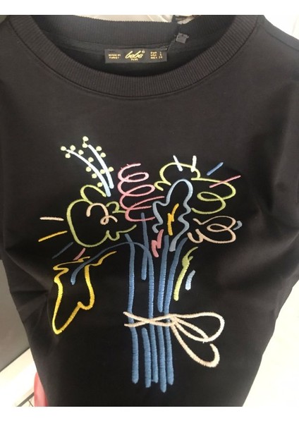 Çiçek Nakışlı Tasarım Siyah Kadın Tişört fiyatları