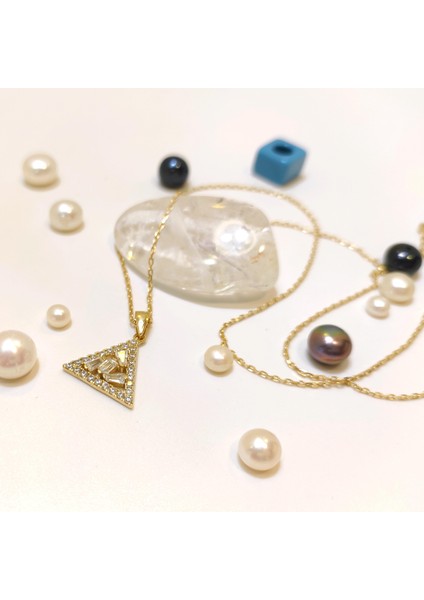 Baget Taşlı Üçgen Kolye 14 Ayar Altın HD VİDEOLU