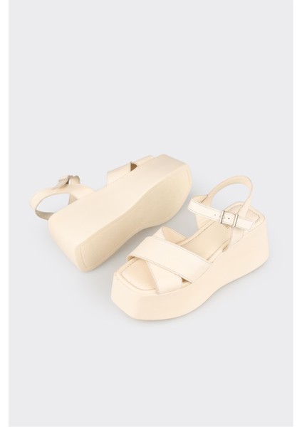 Bej Deri Kadın Dolgu Topuk Sandalet modelleri