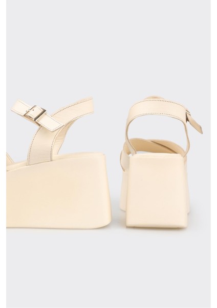 Bej Deri Kadın Dolgu Topuk Sandalet fırsatları