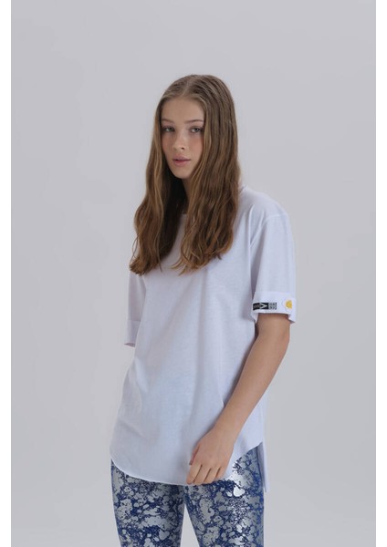 Beyaz Kadın Papatya Kol Detay Asimetrik Kesim Bisiklet Yaka Örme T-Shirt fiyatları