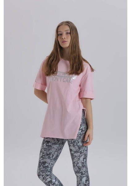 Pembe Kadın Breaking News Baskı Yandan Yırtmaçlı Bisiklet Yaka Örme T-Shirt fiyatları