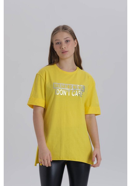 Sarı Kadın Breaking News Baskı Yandan Yırtmaçlı Bisiklet Yaka Örme T-Shirt