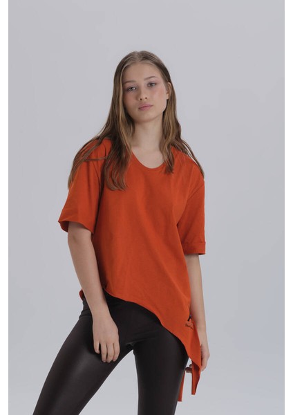 Kiremit Kadın Eiffel Baskı Detay Asimetrik Kesim T-Shirt