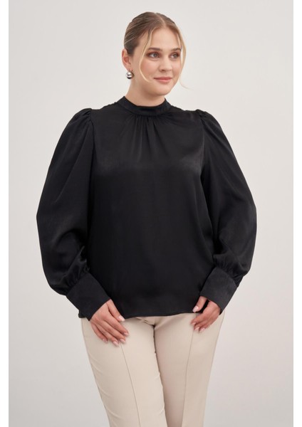 Büzgü Detaylı Saten Bluz