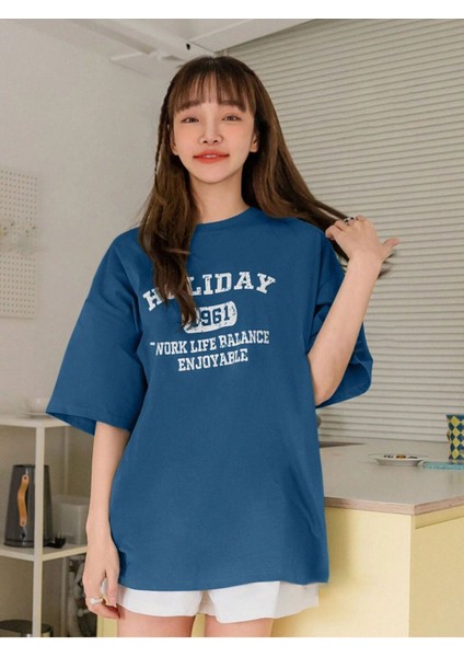 Kadın Turkuaz Mavisi Holiday 1961 Baskılı Oversize T-Shirt fiyatları