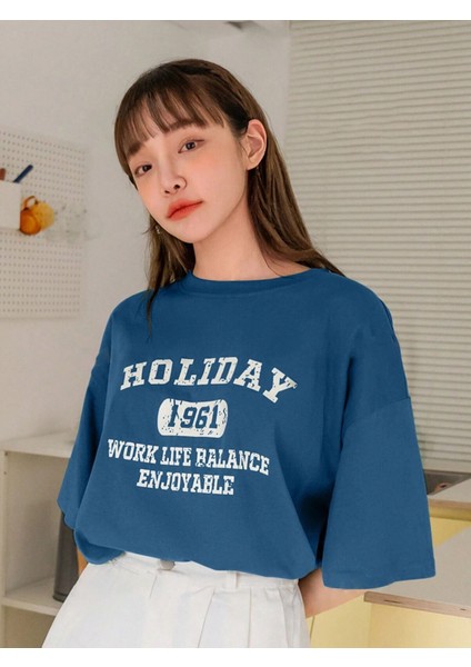 Kadın Turkuaz Mavisi Holiday 1961 Baskılı Oversize T-Shirt modelleri