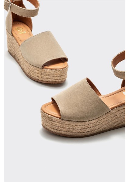 Bej Deri Kadın Dolgu Topuklu Sandalet modelleri