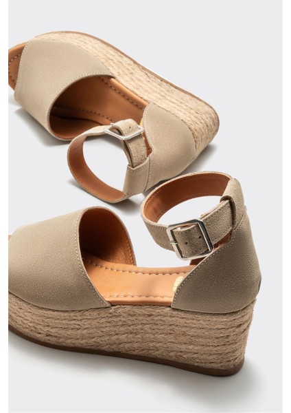 Bej Deri Kadın Dolgu Topuklu Sandalet fırsatları