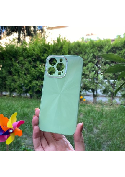 iPhone 13 Pro Yeşil Prizma Desenli Cam Görünümlü Kılıf