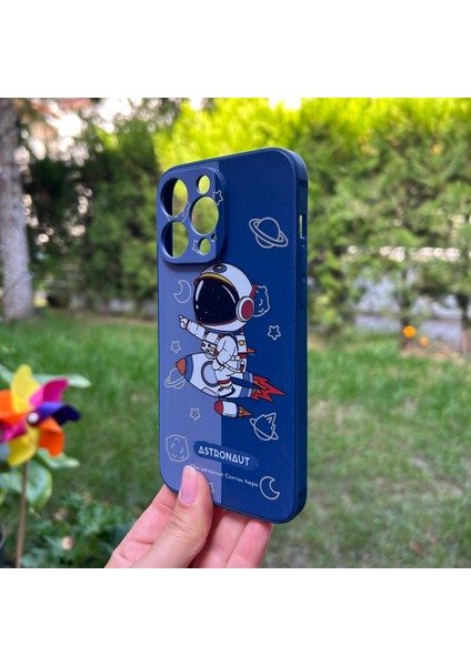 Apple iPhone 14 Pro Max Aydaki Astronot Lacivert Silikon Kılıf