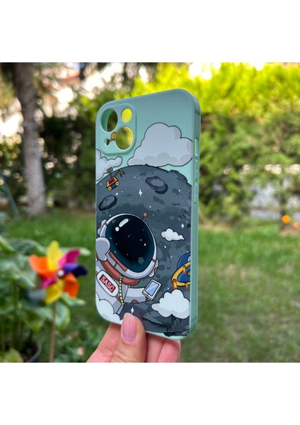 Apple iPhone 13 Aydaki Astronot Turkuaz Silikon Kılıf