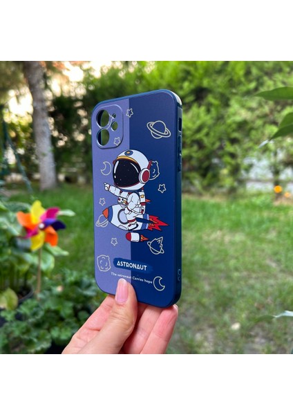 Apple iPhone 11 Aydaki Astronot Lacivert Silikon Kılıf